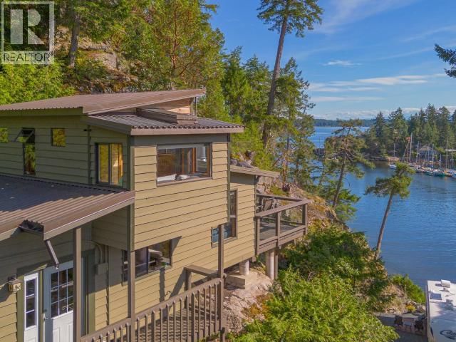 9951 FINN BAY RD, Powell River, British Columbia V0N 2G0