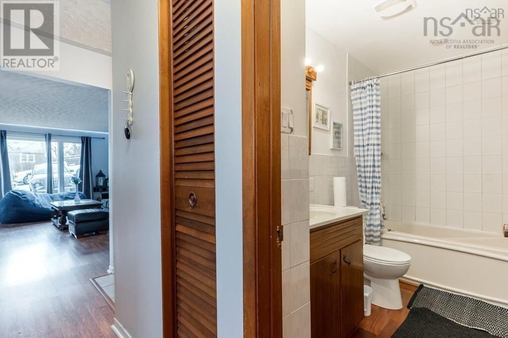 81 FREDERICK AVENUE Image 24
