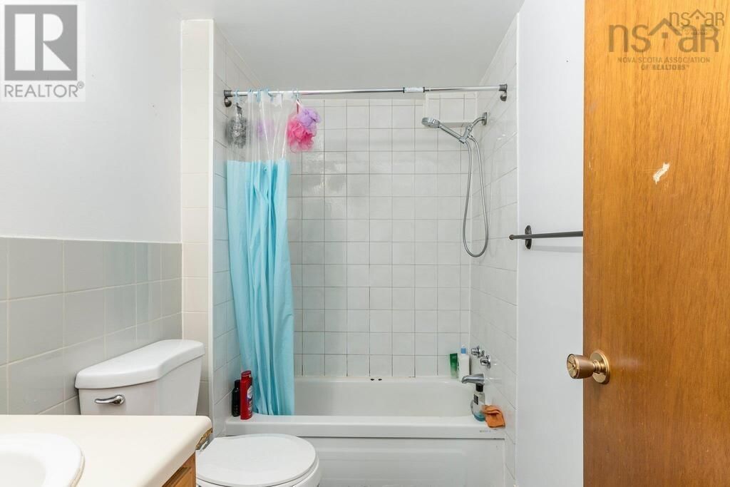81 FREDERICK AVENUE Image 32
