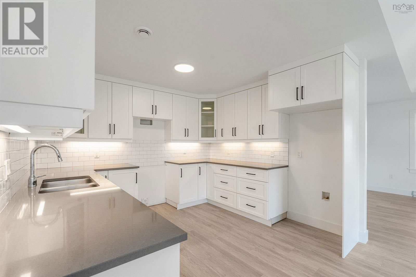 8 ELIZABETH AVENUE Image 10