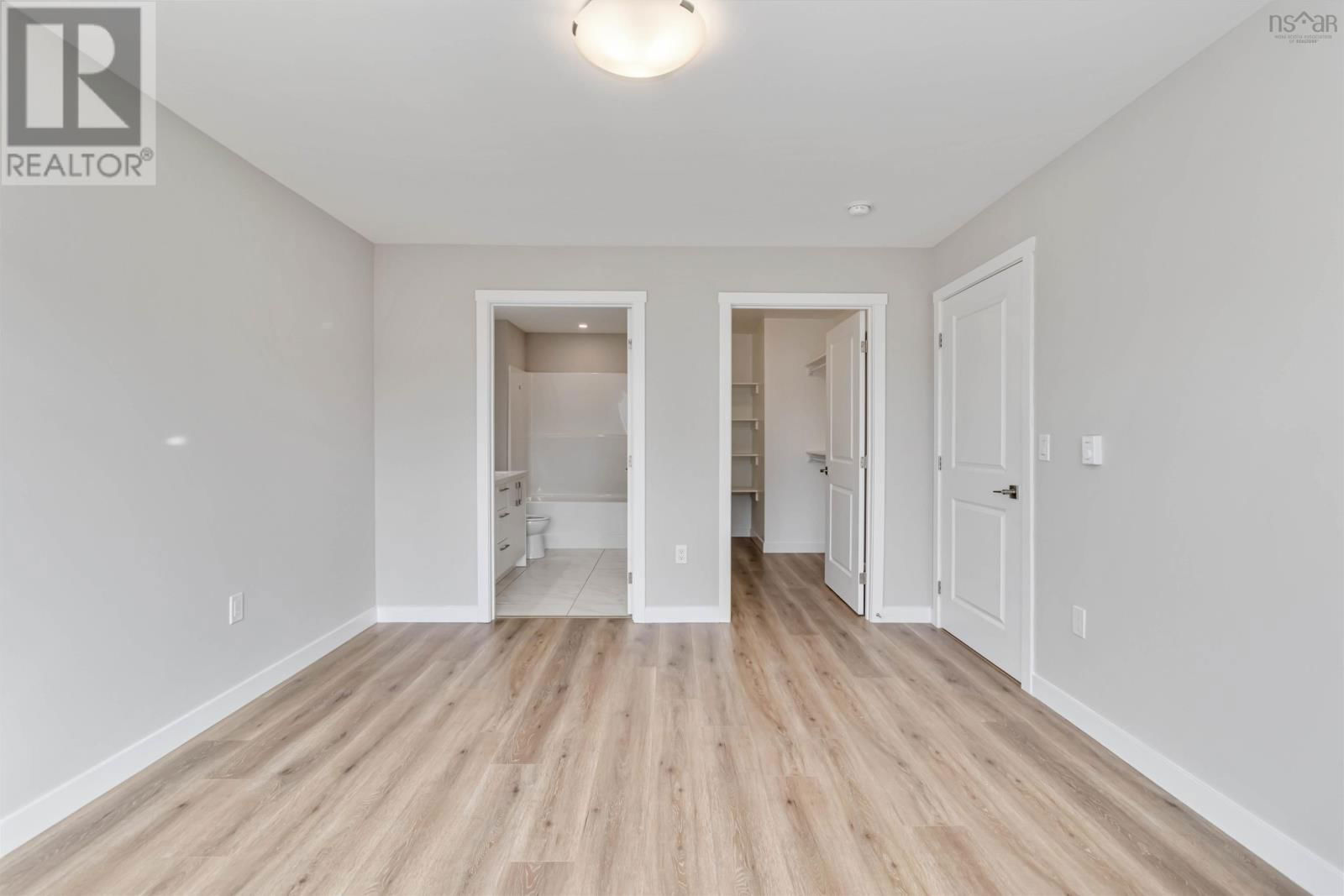 83 GOLDEN WAY Image 14