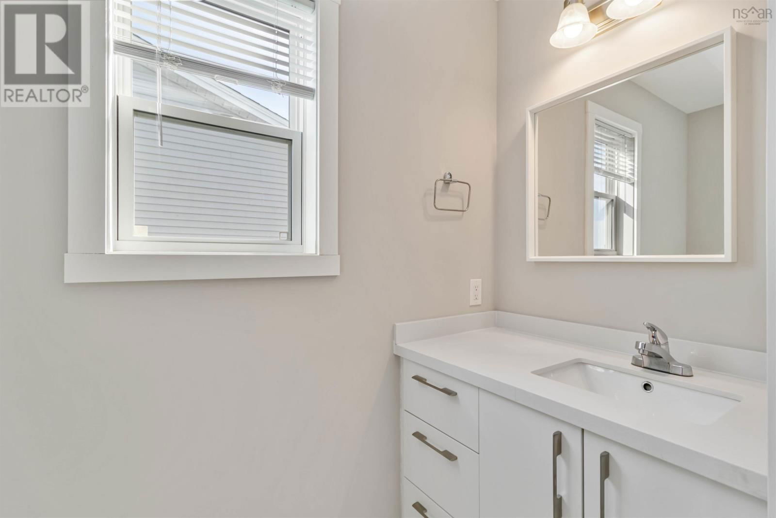 83 GOLDEN WAY Image 17