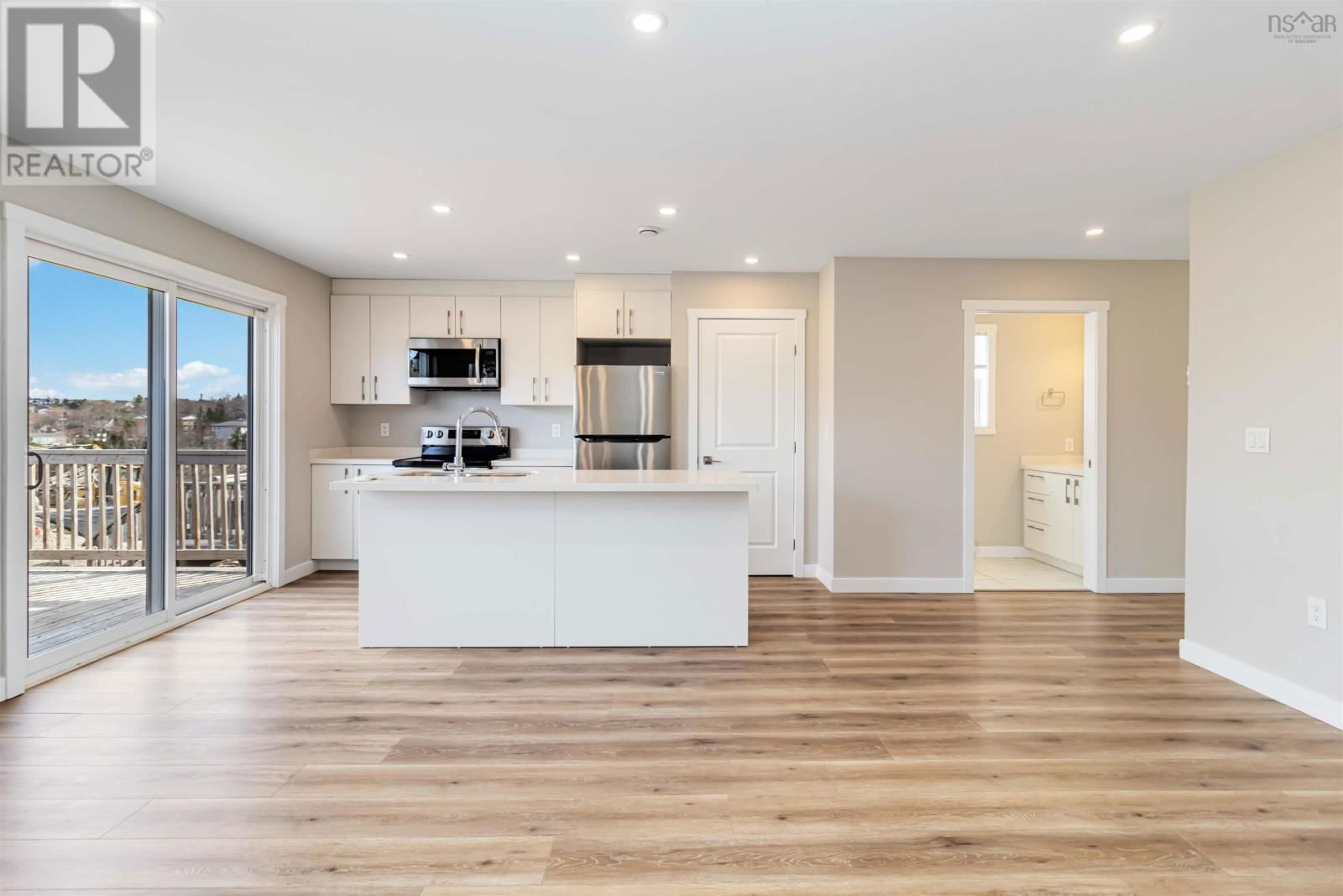 83 GOLDEN WAY Image 21