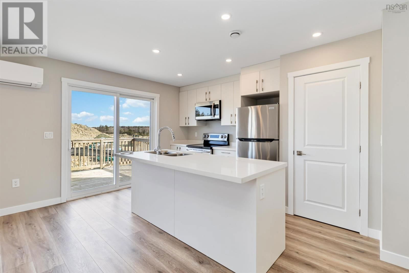 83 GOLDEN WAY Image 24