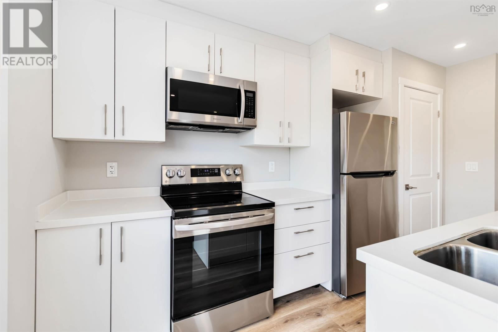 83 GOLDEN WAY Image 30