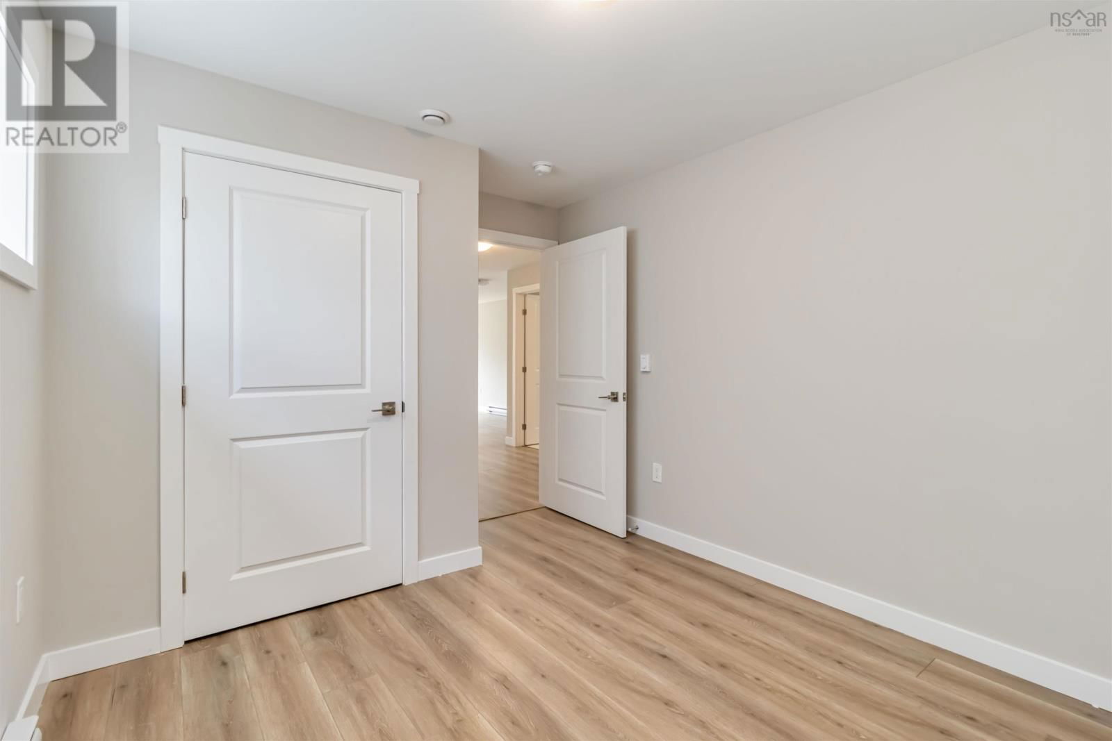 83 GOLDEN WAY Image 34
