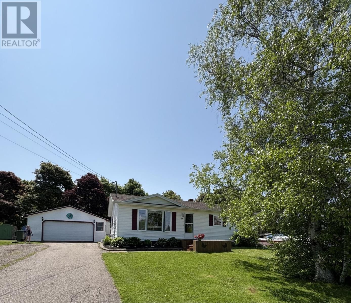18 MACINTOSH DRIVE Image 3