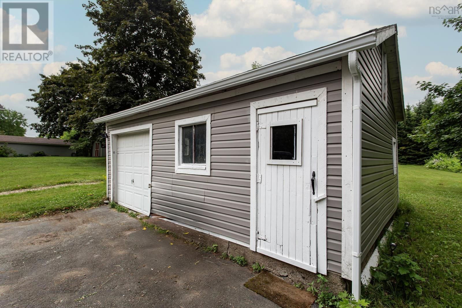 108 COTTAGE STREET Image 10