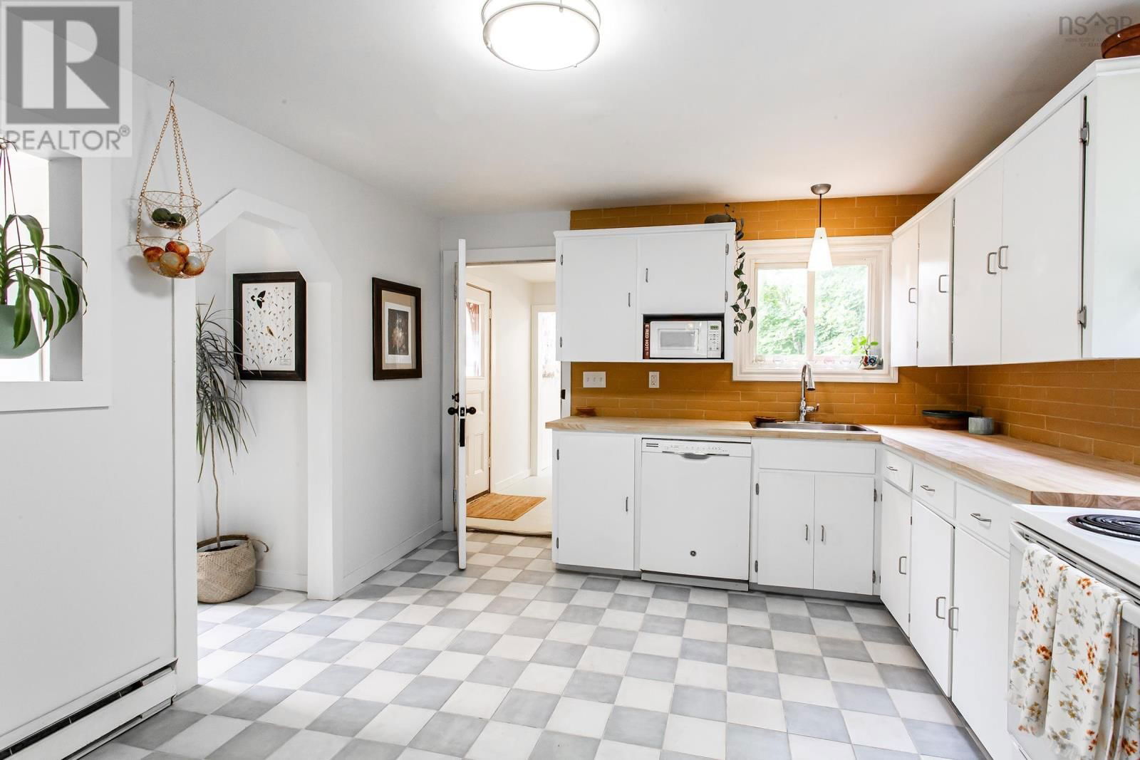 108 COTTAGE STREET Image 16