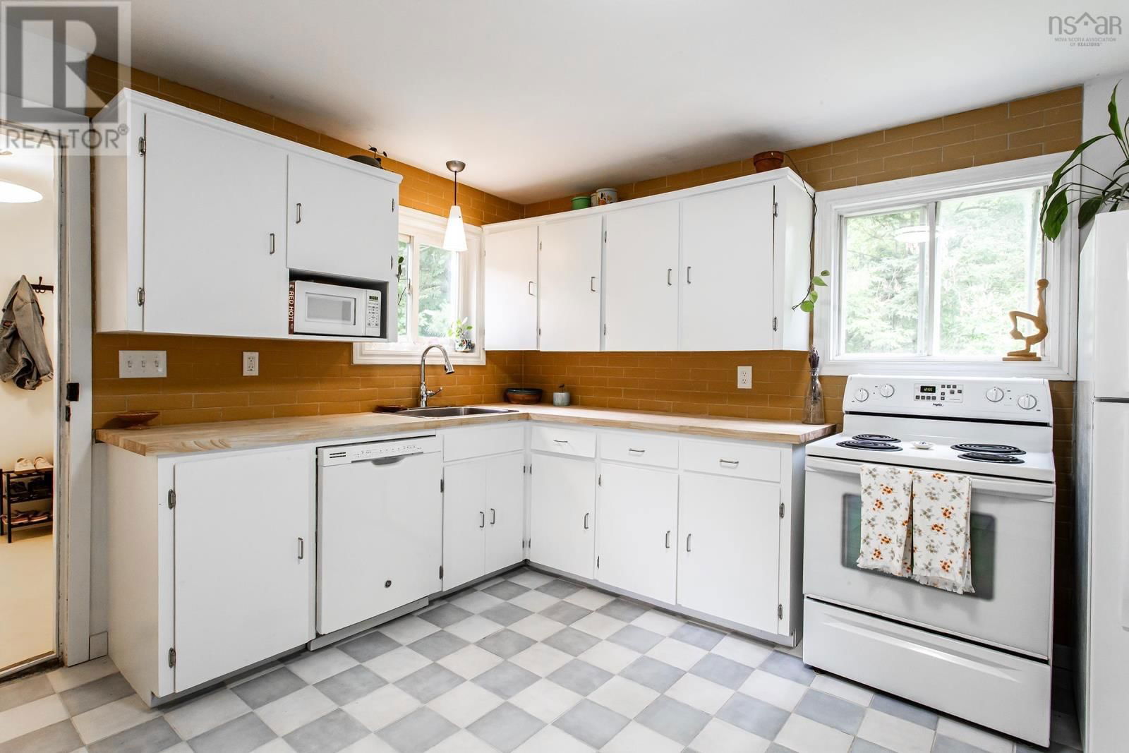 108 COTTAGE STREET Image 17