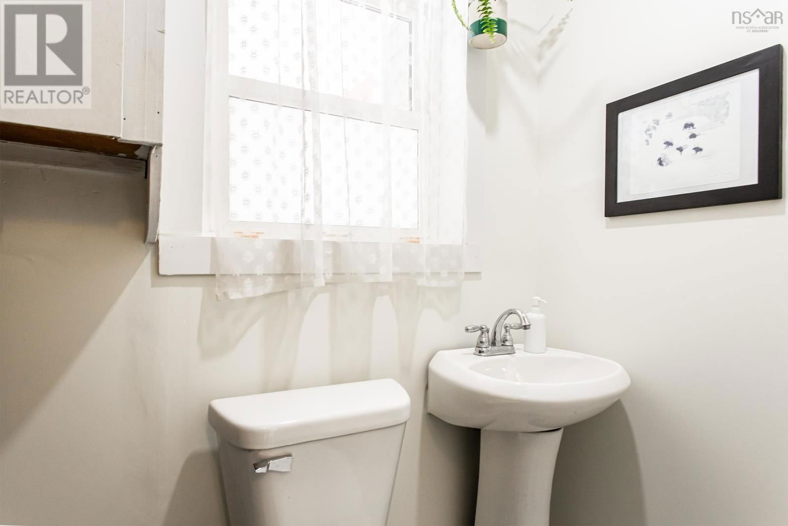 108 COTTAGE STREET Image 21