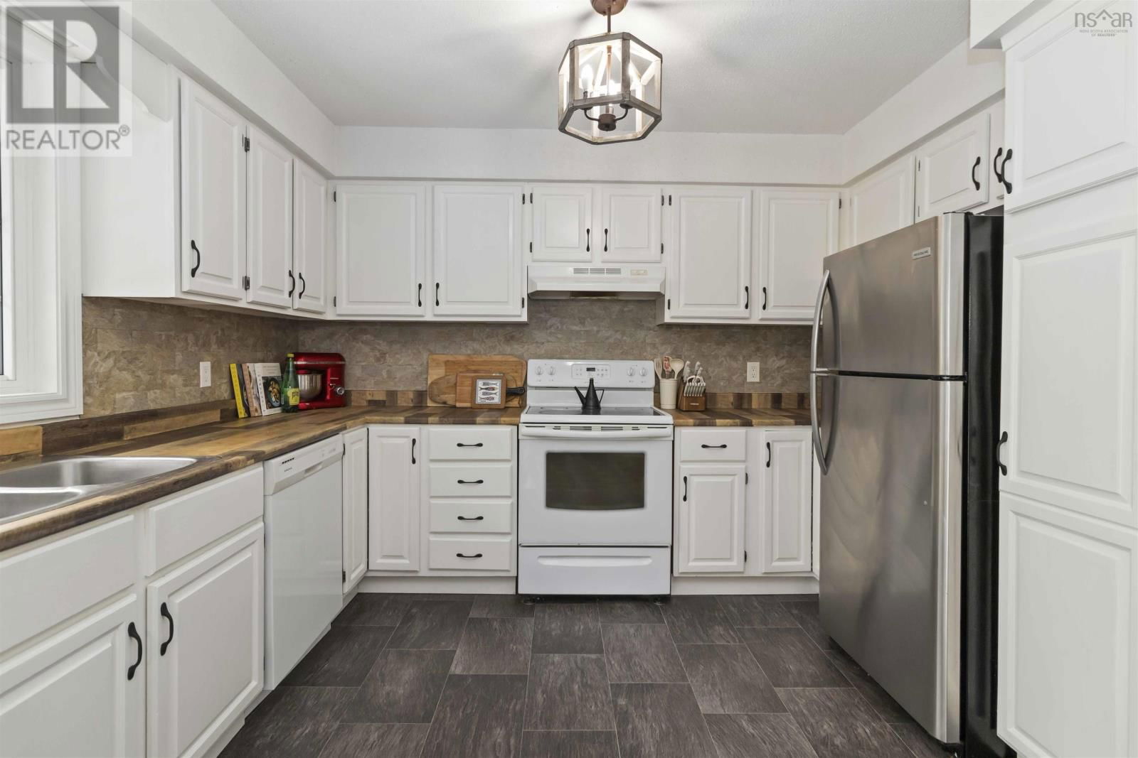 153 CAVALIER DRIVE Image 15