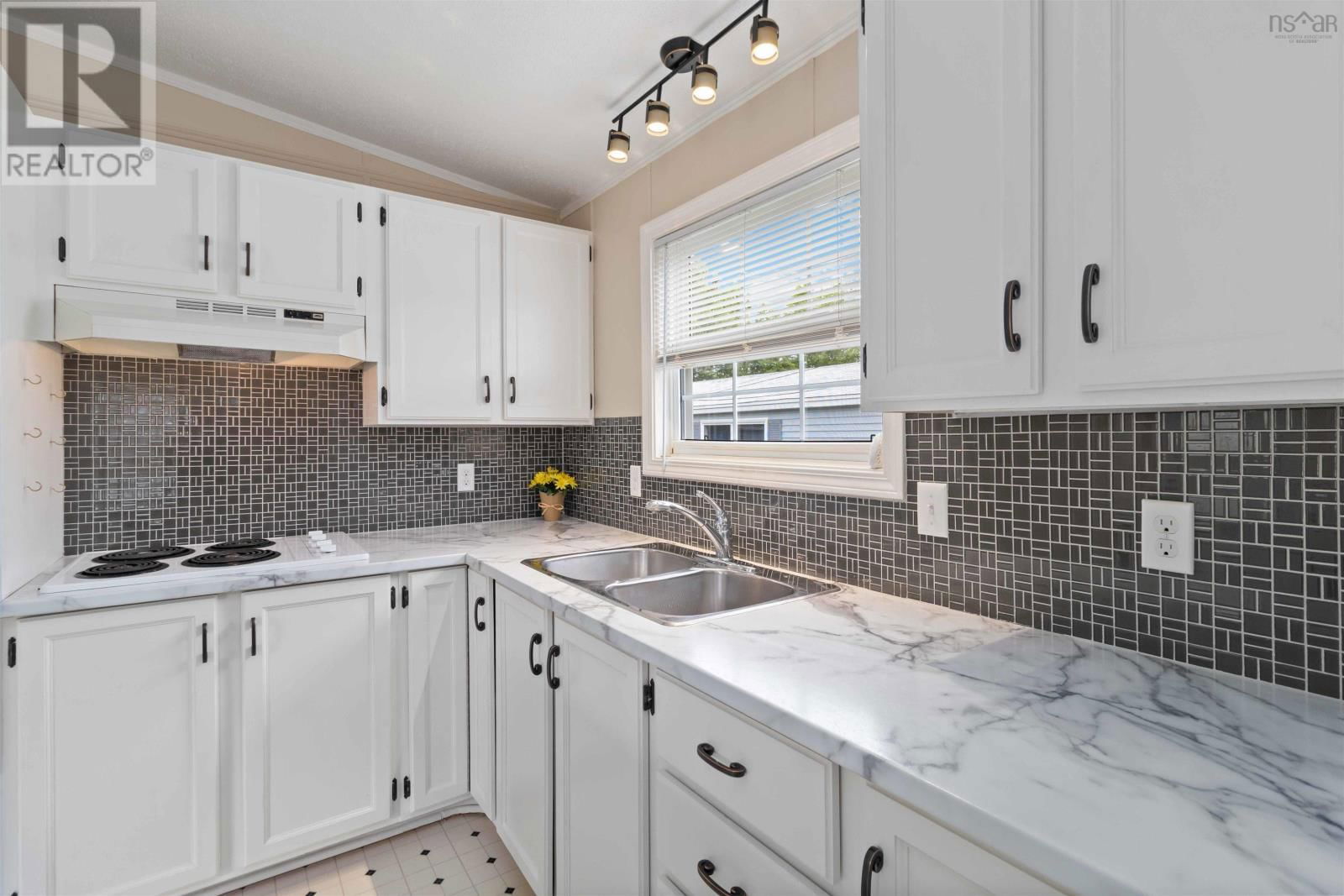 12 COLETON COURT Image 12