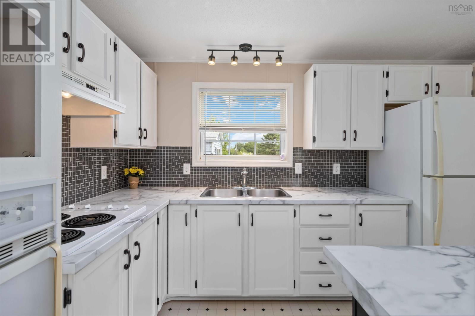 12 COLETON COURT Image 4