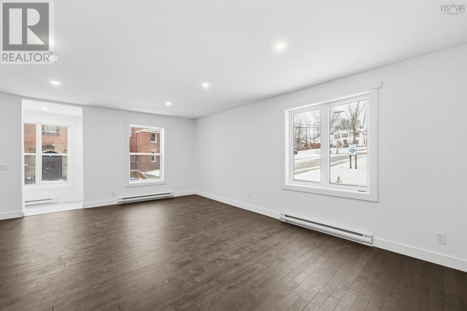 221 MACLEAN STREET Image 11