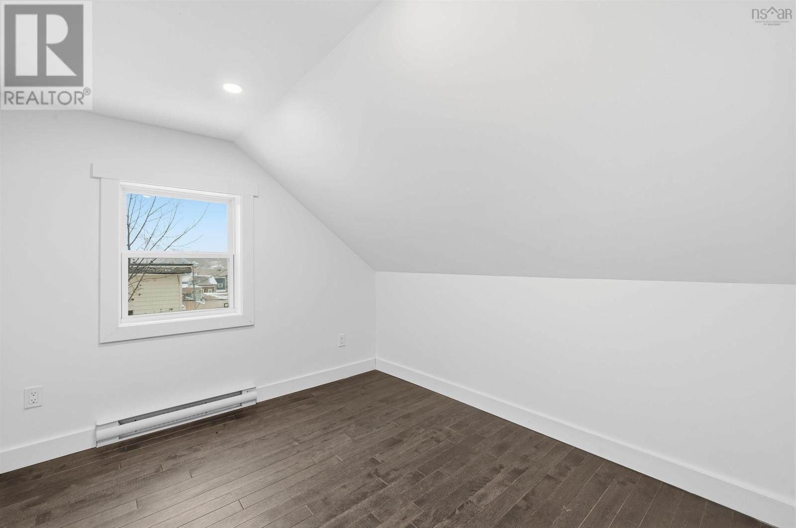 221 MACLEAN STREET Image 26