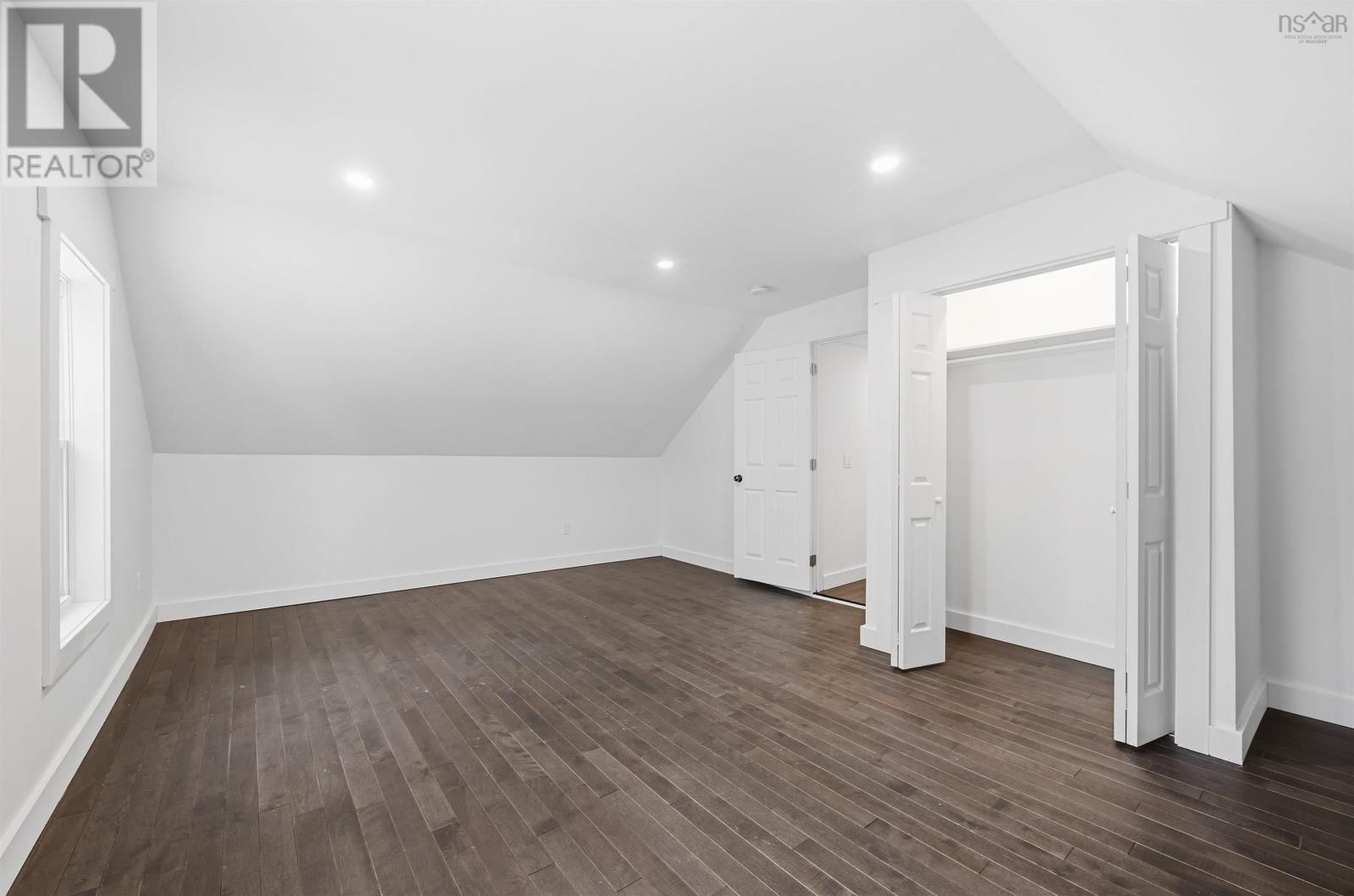 221 MACLEAN STREET Image 32