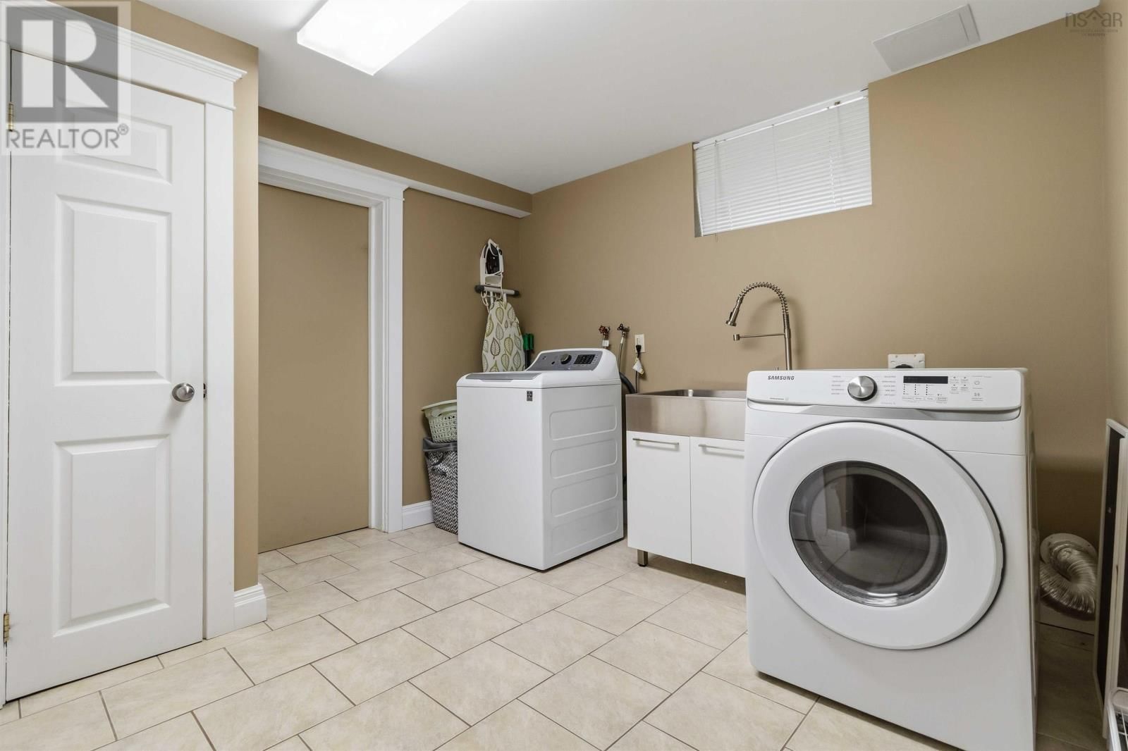 42 LODGE DRIVE Image 38