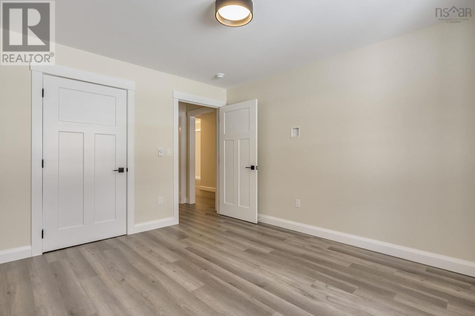 10 PETERSON STREET Image 24