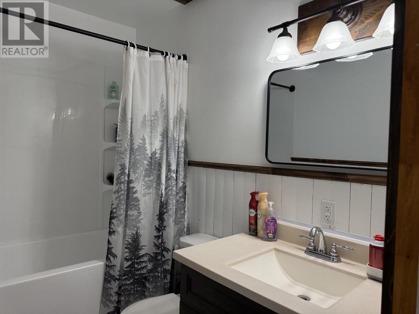 1668 MACKAY STREET Image 27