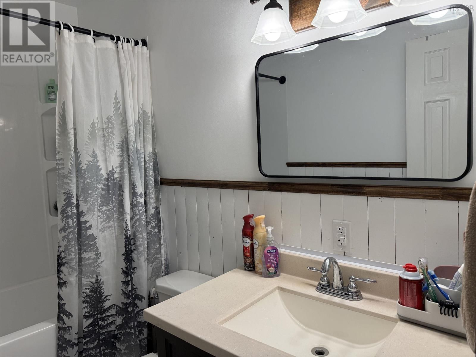 1668 MACKAY STREET Image 28