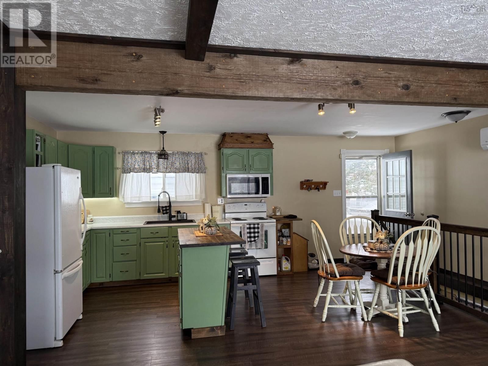 1668 MACKAY STREET Image 9