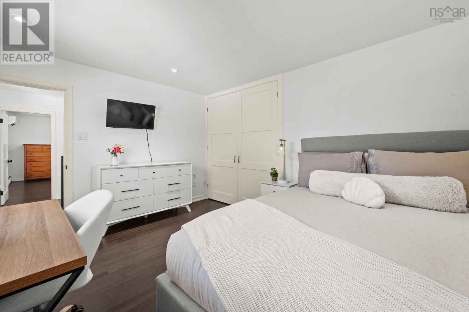 523 FRANCKLYN STREET Image 34