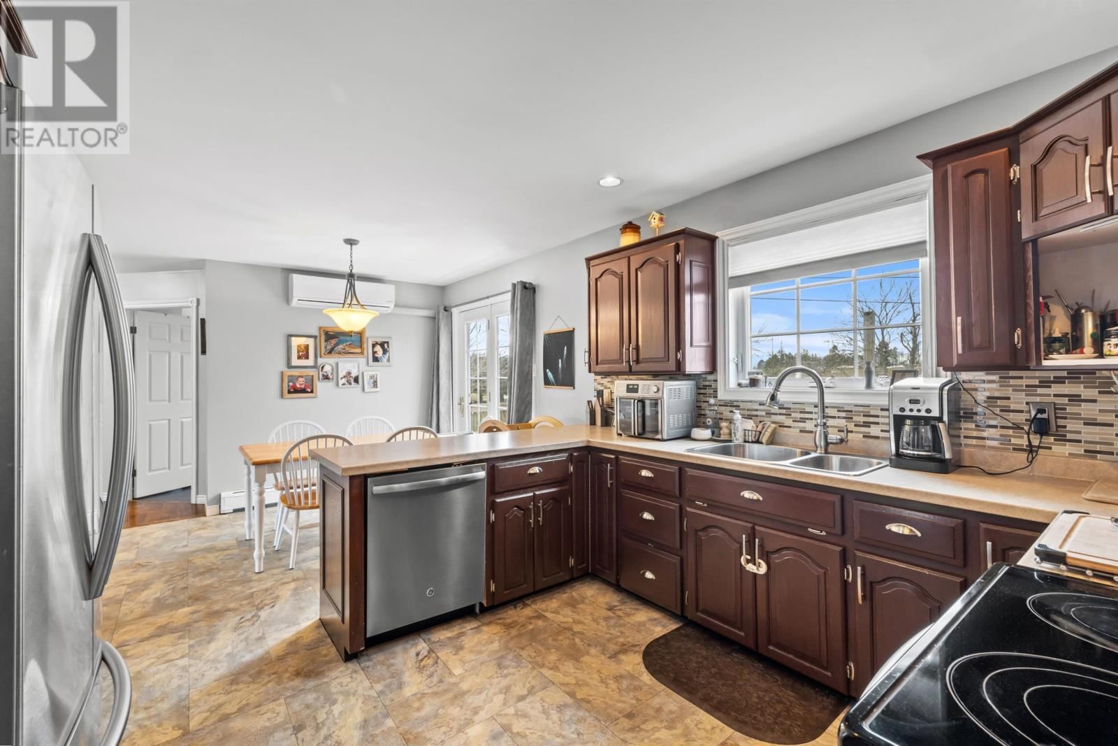 22 SHAMROCK CRESCENT Image 11