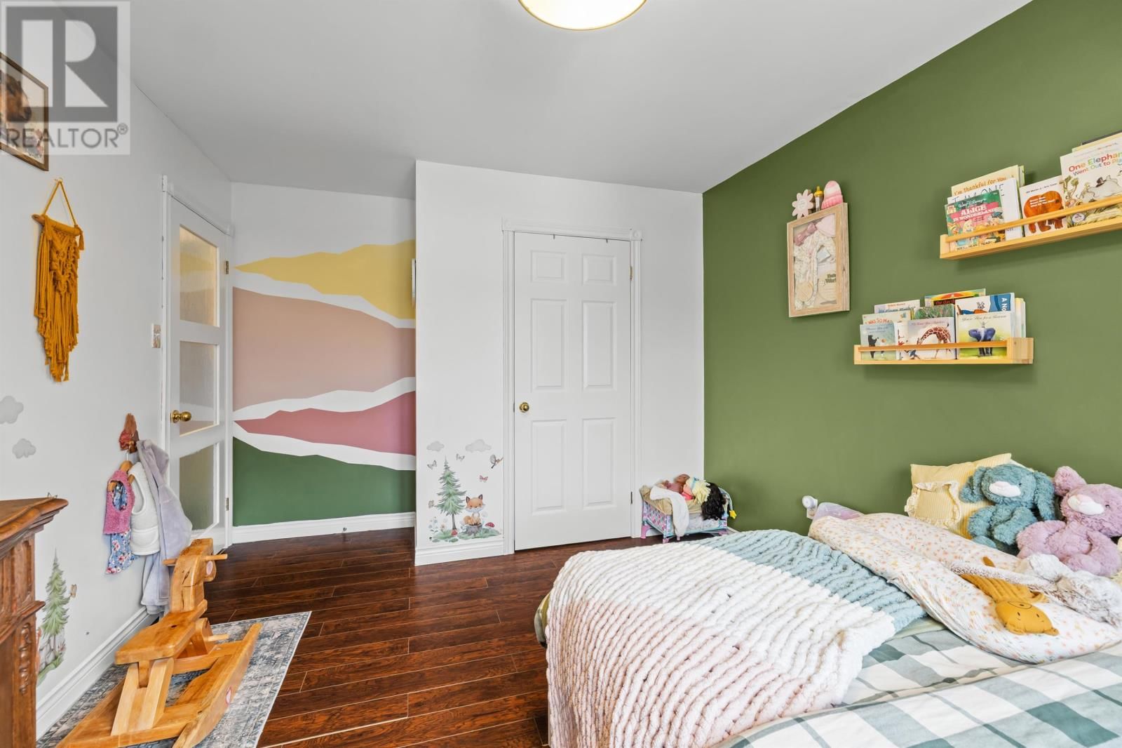 22 SHAMROCK CRESCENT Image 13