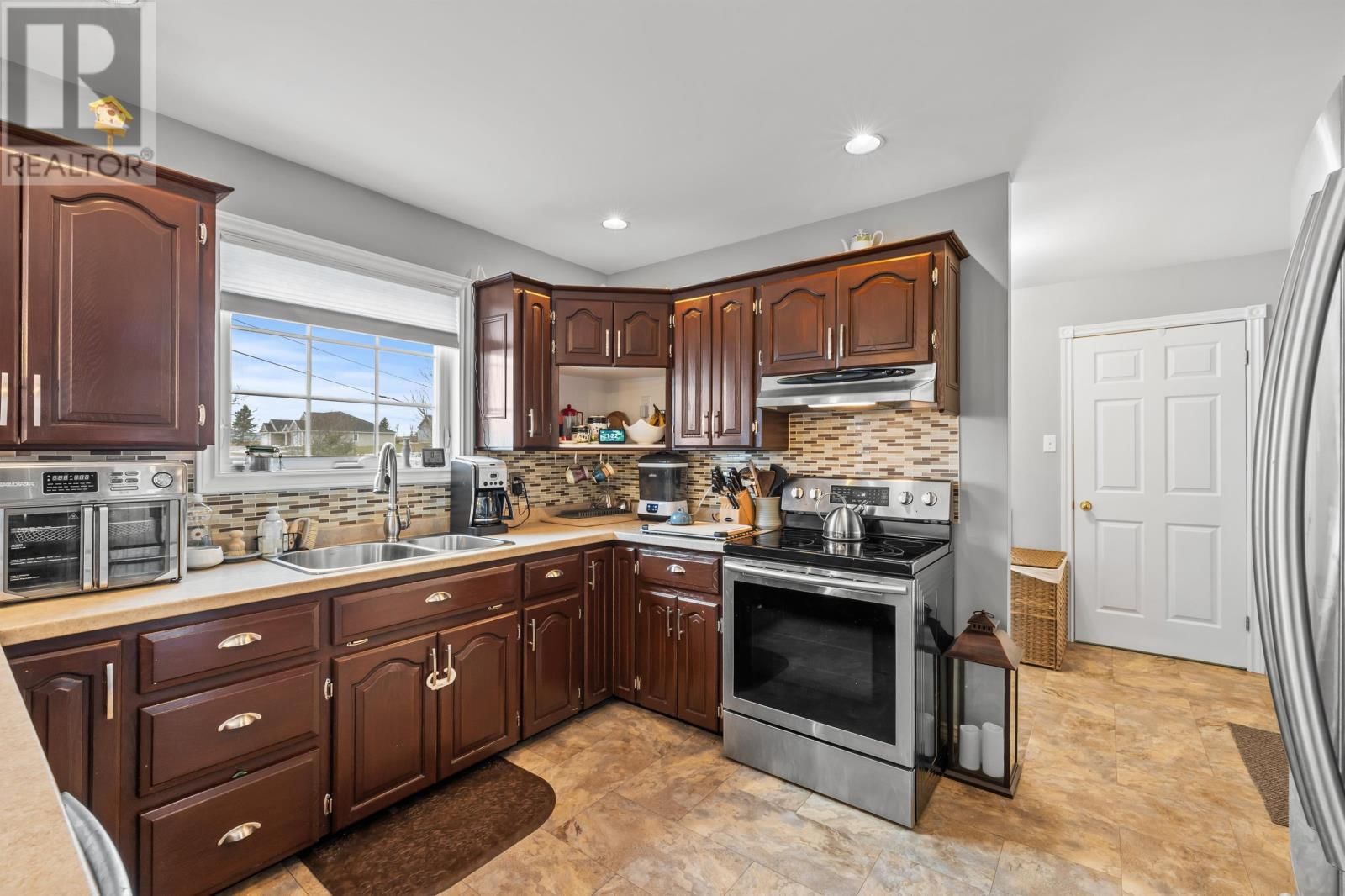 22 SHAMROCK CRESCENT Image 19