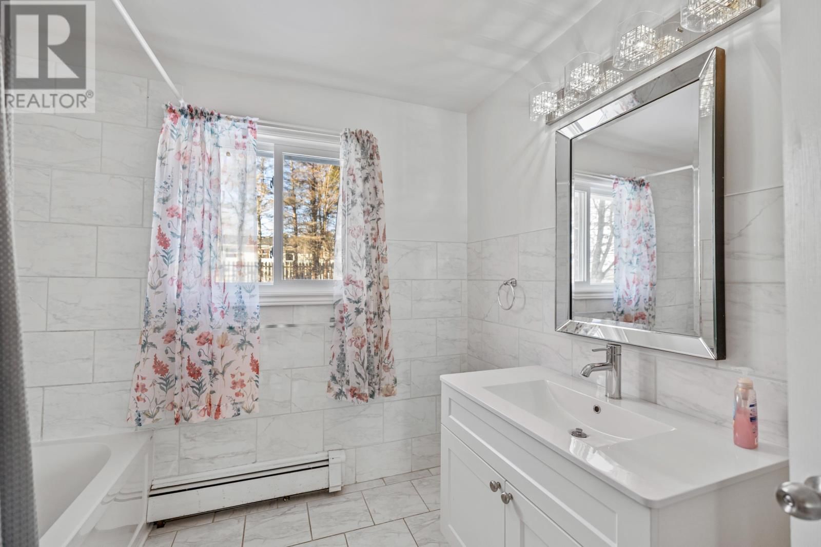 44 WESTCOMB CRESCENT Image 14