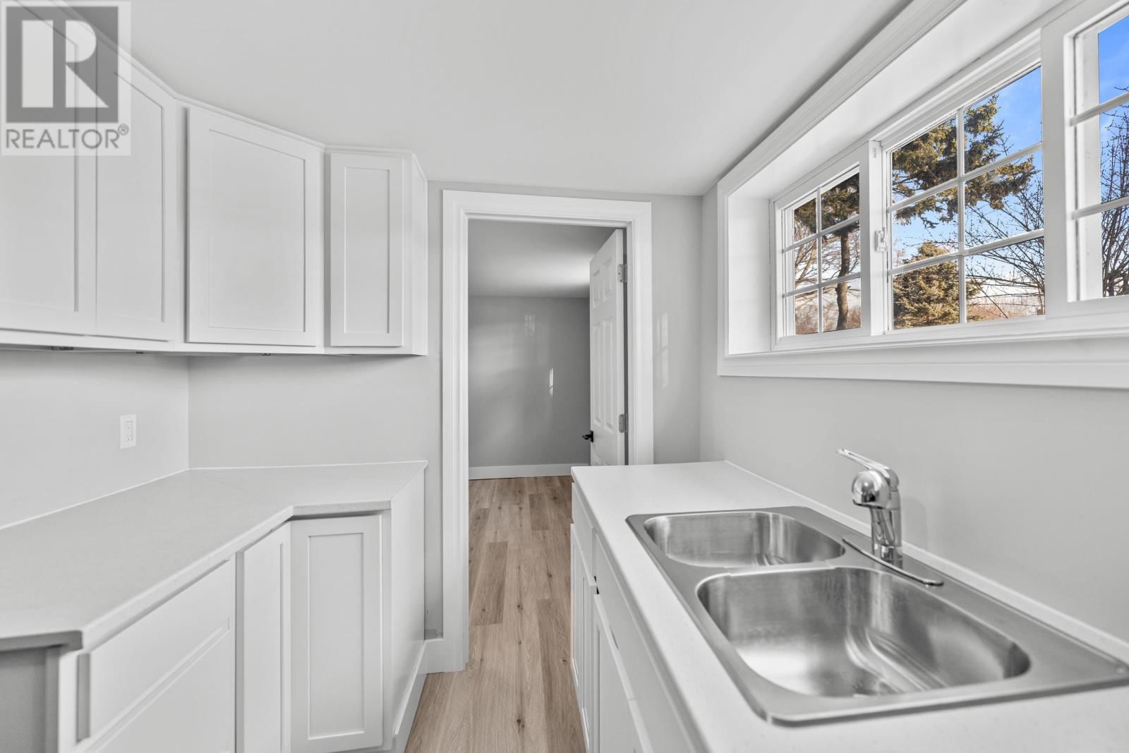 44 WESTCOMB CRESCENT Image 22