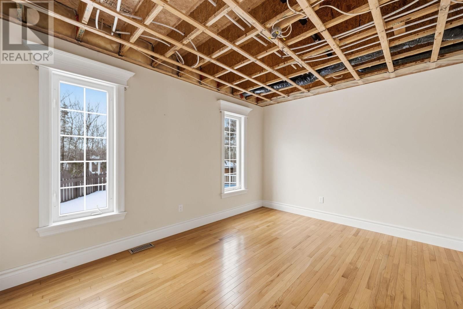 9 HALIBURTON CRESCENT Image 17