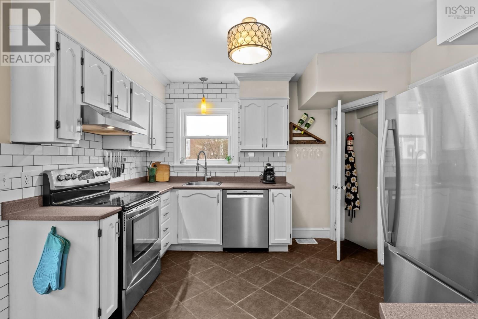 18 DICKSON AVENUE Image 15