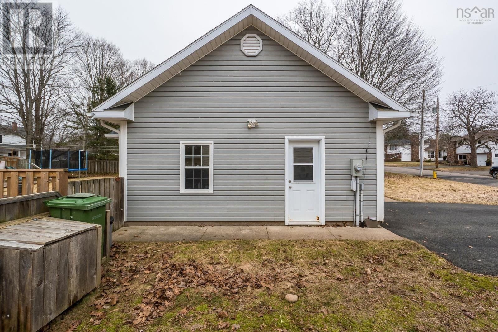 25 CHURCHILL AVENUE Image 24