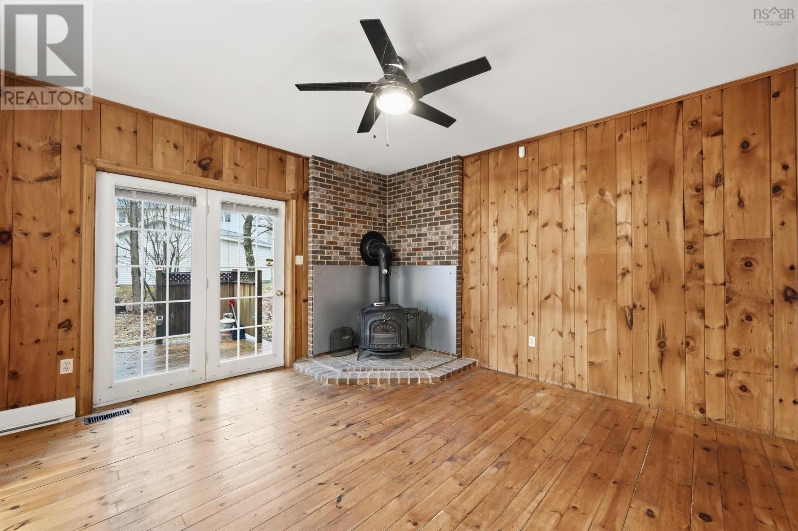 24 THE HORSESHOE Image 10