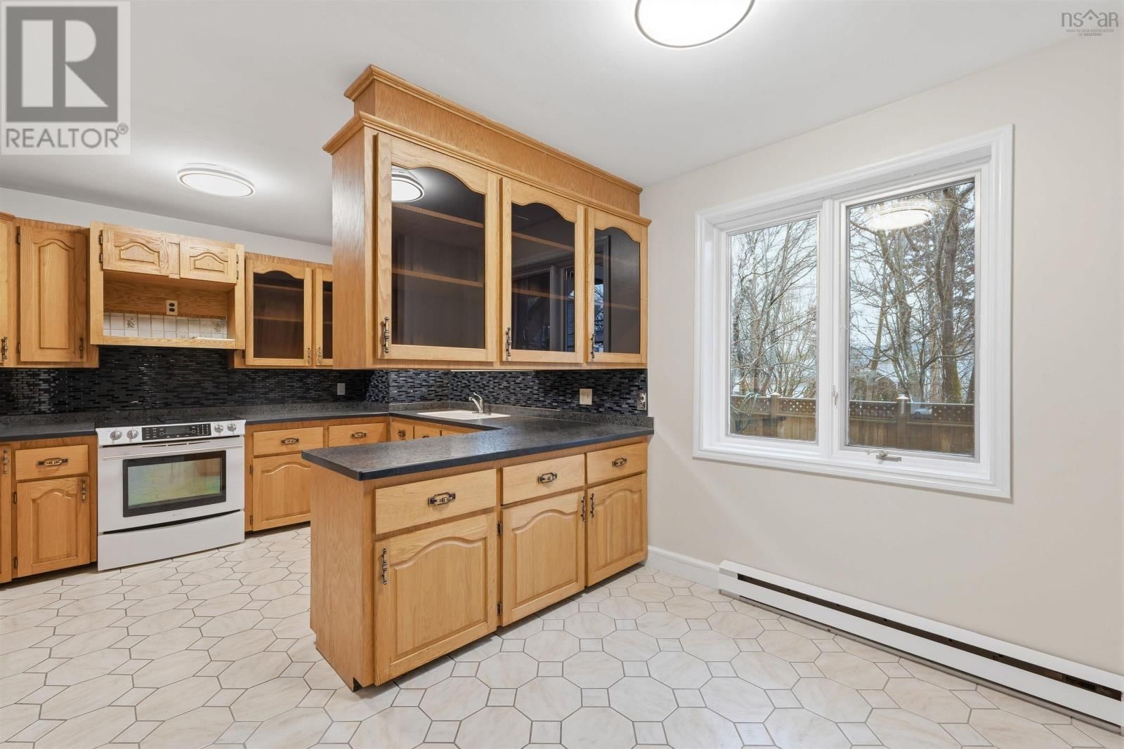 24 THE HORSESHOE Image 12