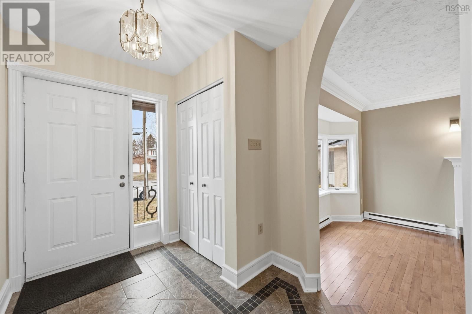 24 THE HORSESHOE Image 2