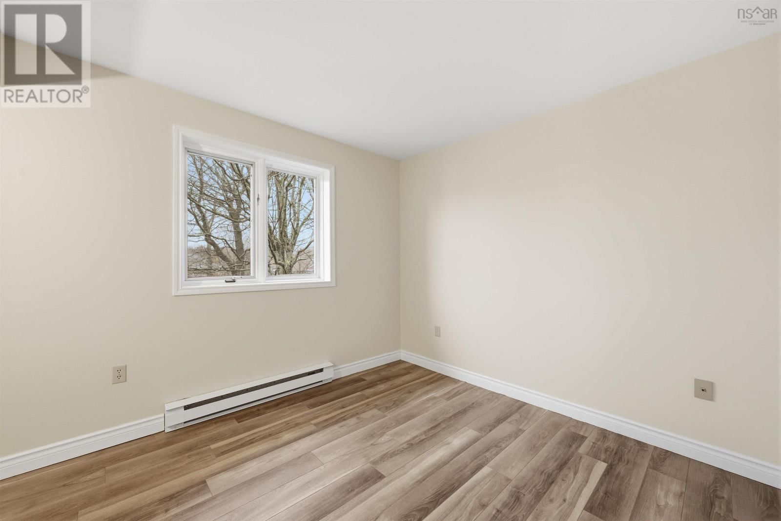 24 THE HORSESHOE Image 24