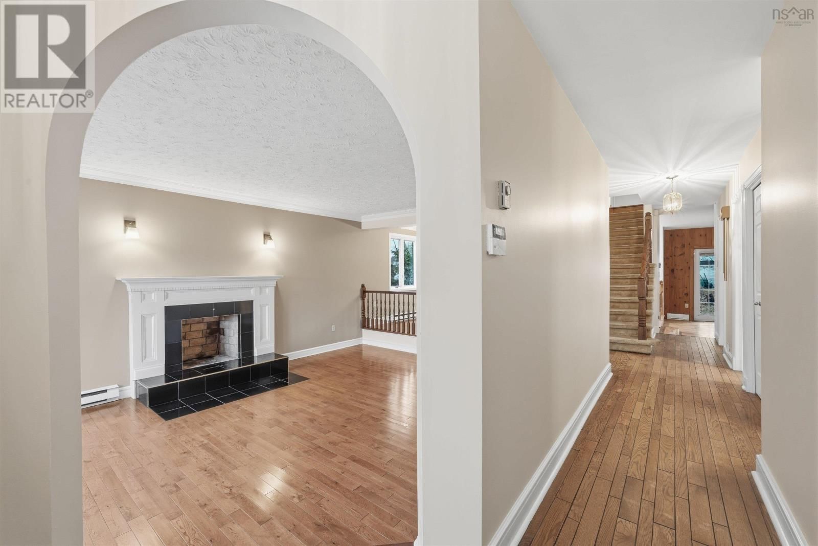 24 THE HORSESHOE Image 3