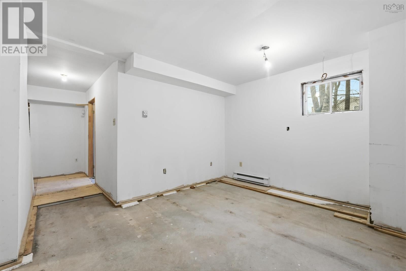 24 THE HORSESHOE Image 37