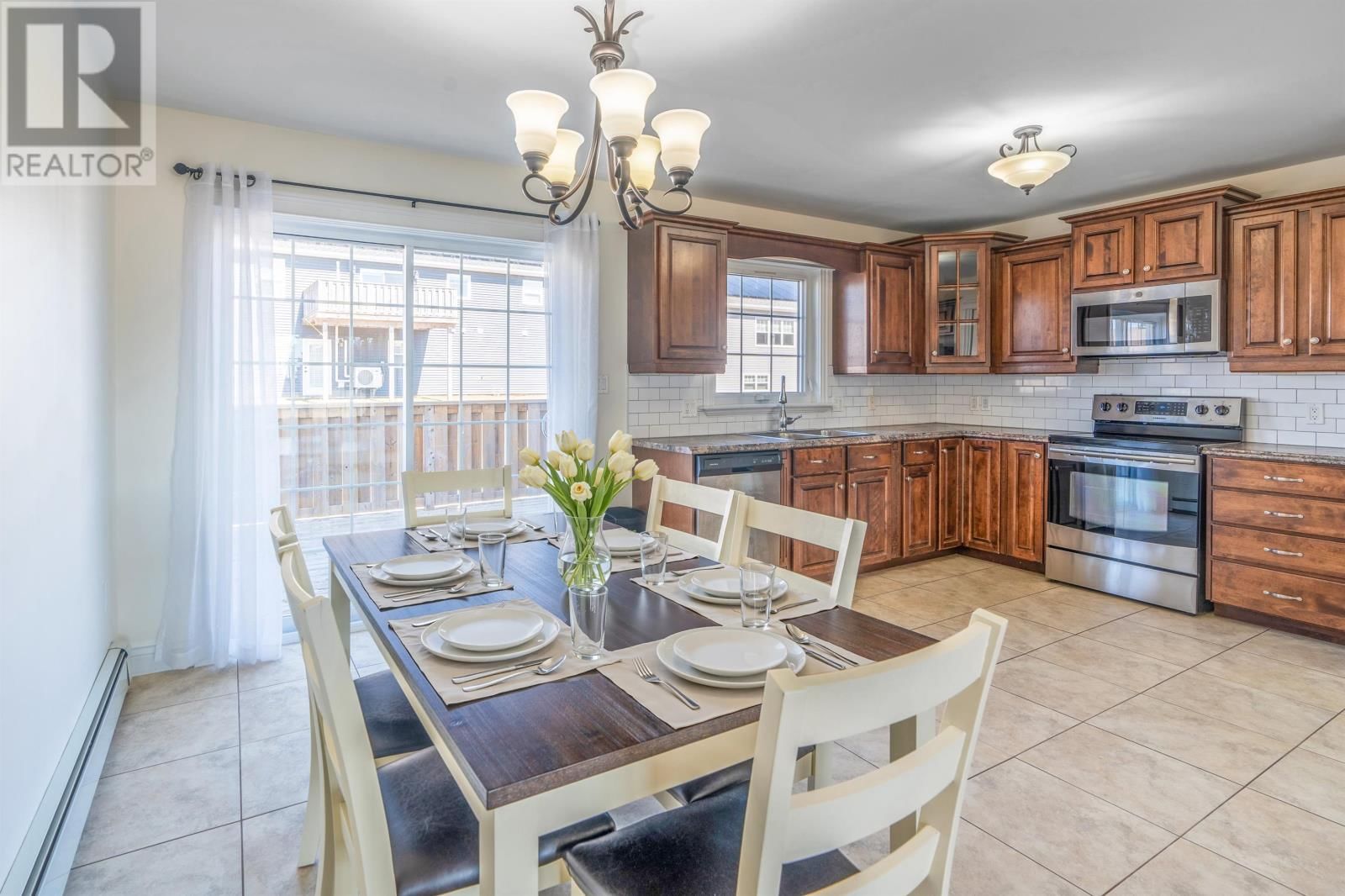 122 ESSEX CRESCENT Image 11