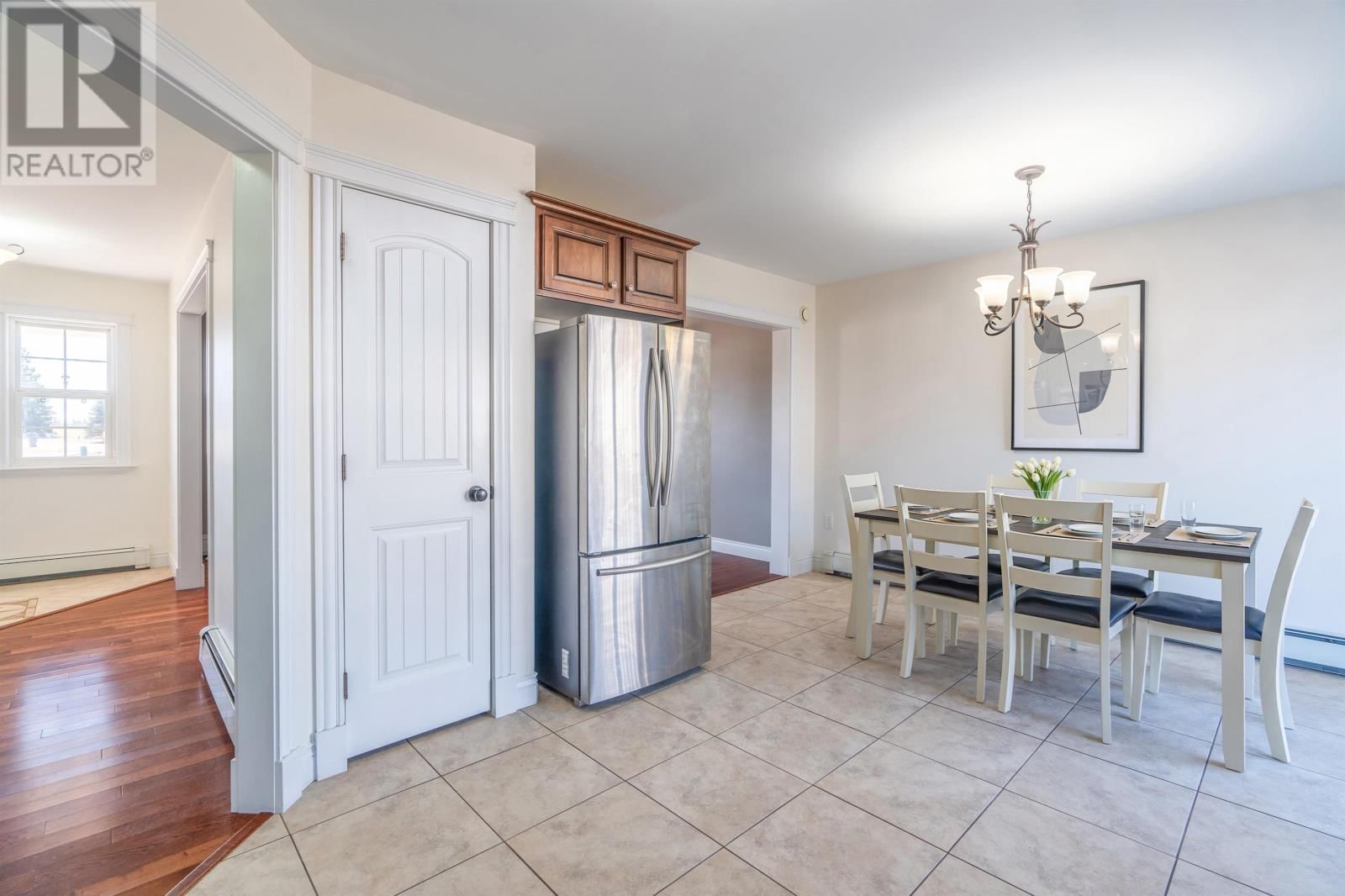 122 ESSEX CRESCENT Image 13