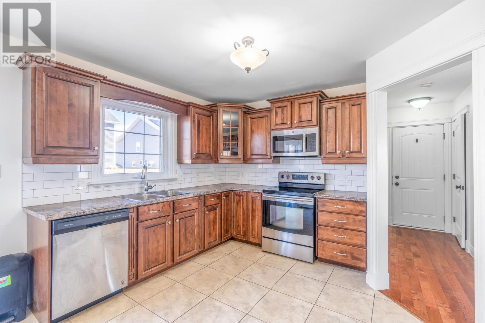 122 ESSEX CRESCENT Image 14