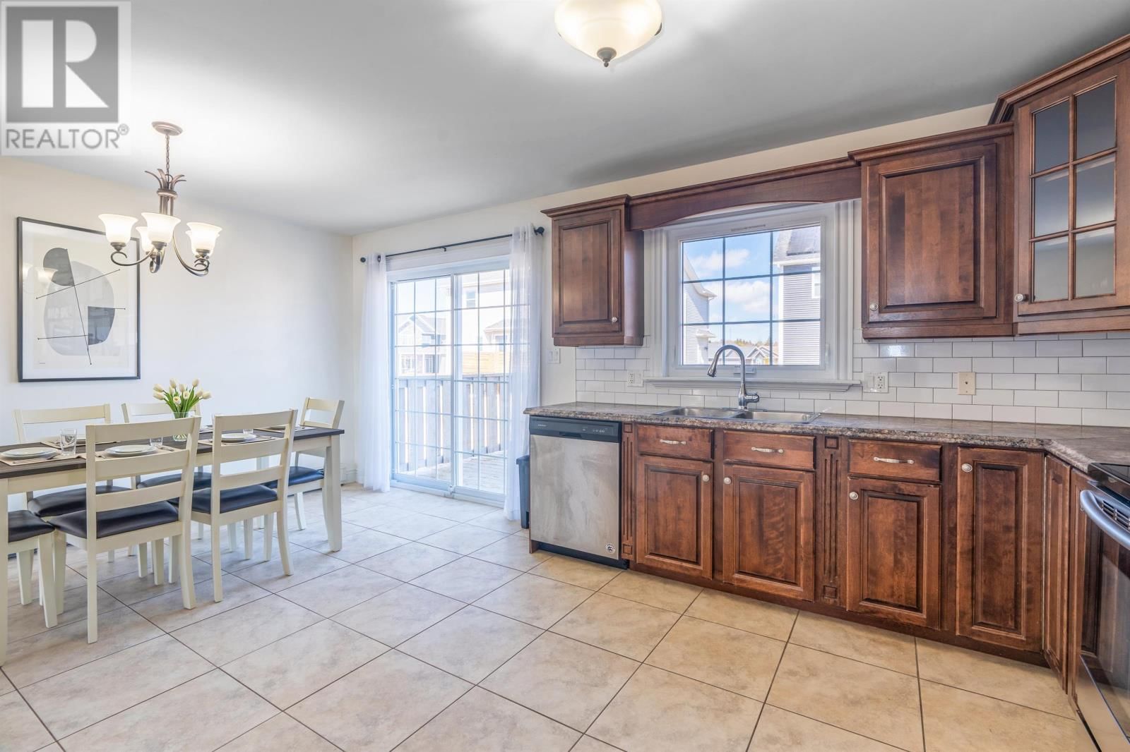 122 ESSEX CRESCENT Image 15