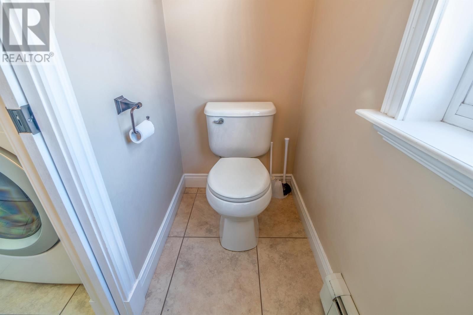 122 ESSEX CRESCENT Image 18