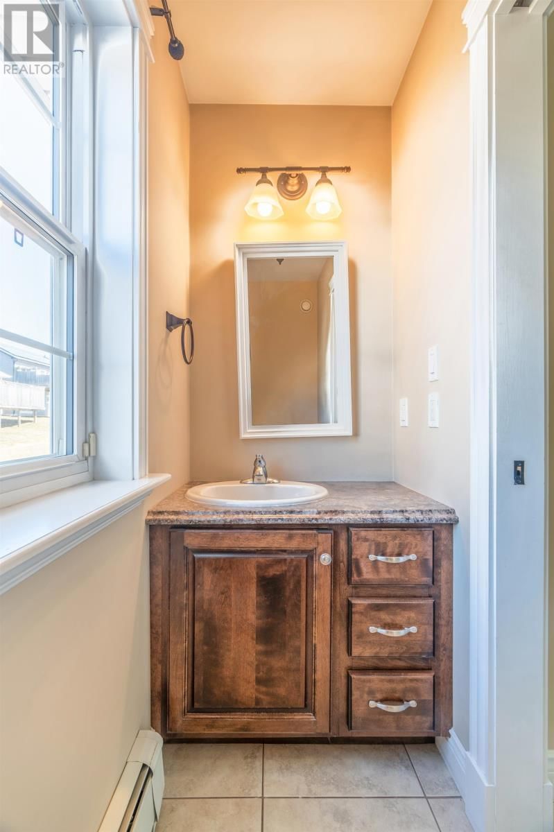 122 ESSEX CRESCENT Image 19