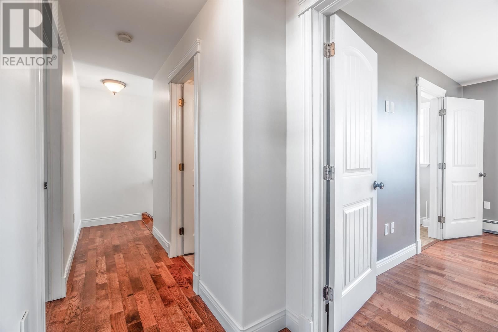 122 ESSEX CRESCENT Image 20