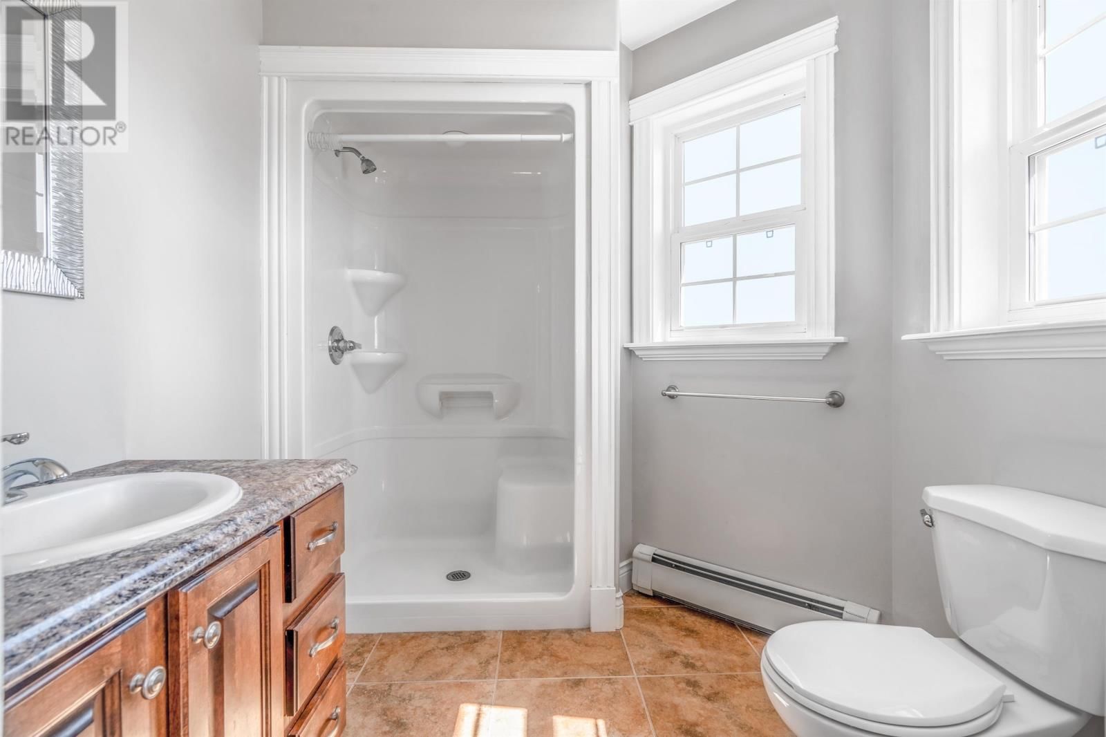 122 ESSEX CRESCENT Image 24