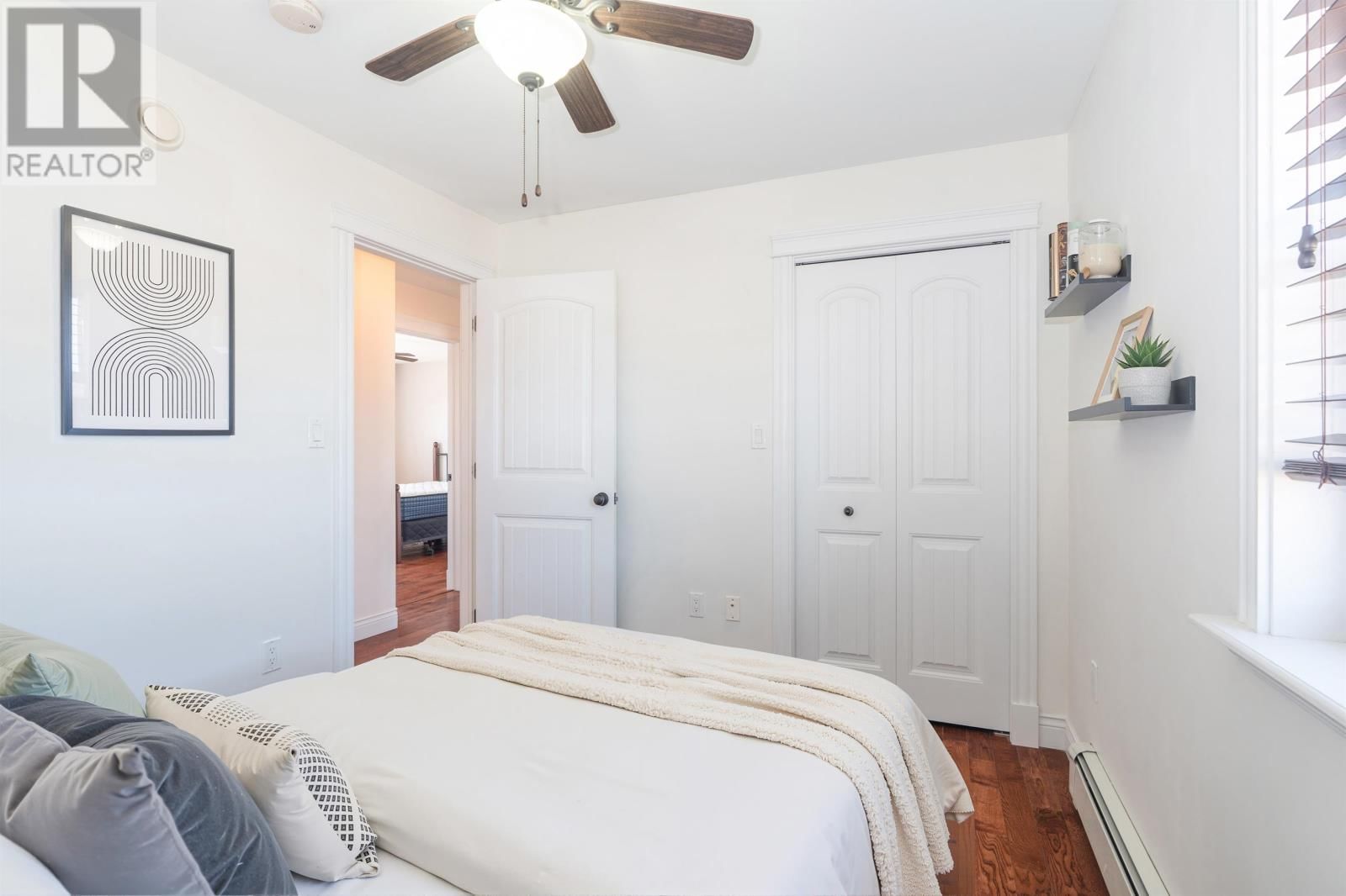 122 ESSEX CRESCENT Image 26